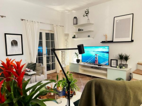Sea Canal Townhouse: Paddle Board and Outdoor Cinema